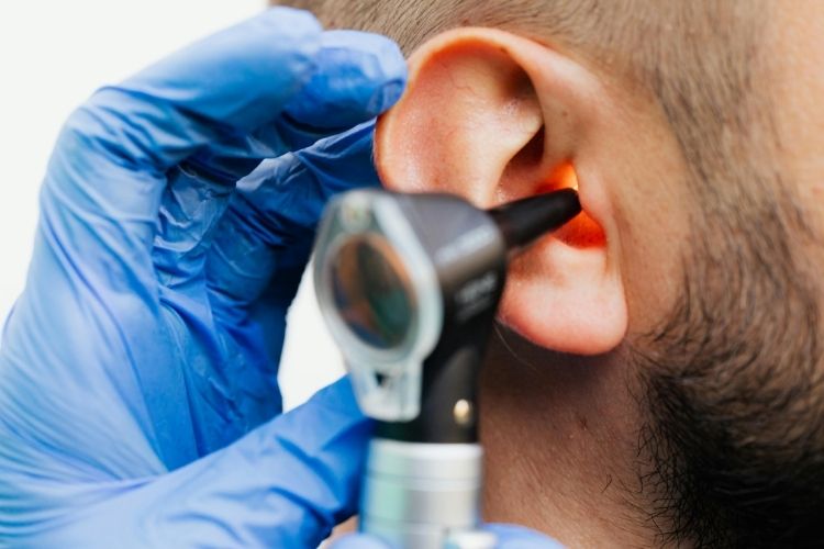 Kulağa kaçan su uzun süre geçmiyorsa veya ağrı varsa doktora gitme zamanı.