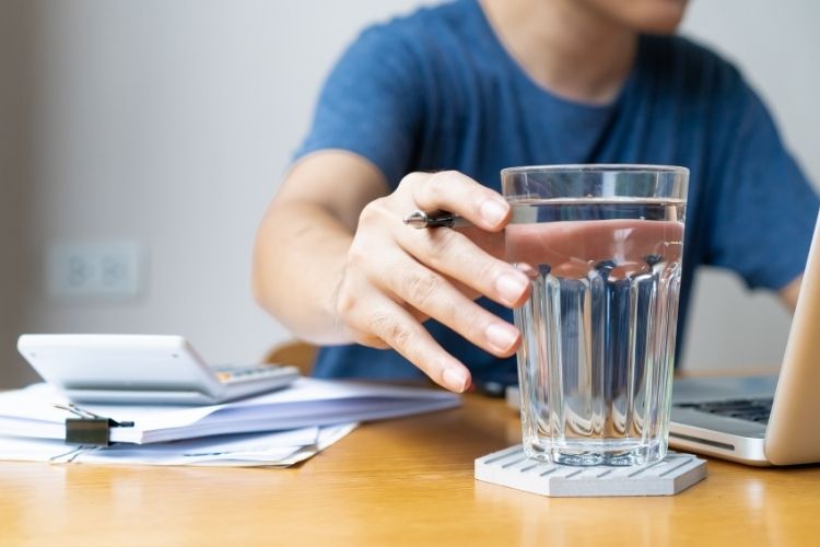 Su içme alışkanlığında yapılan yaygın hataları gösteren bilgilendirici çizim