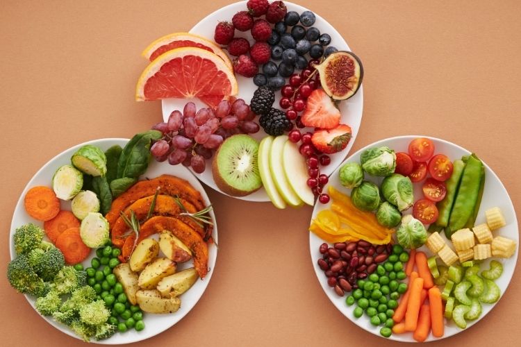 Tatilde tüketilebilecek sağlıklı atıştırmalık alternatiflerini anlatan bilgi görseli