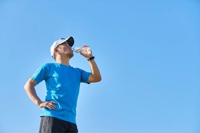 Yaz aylarında açık havada spor yapan bireyleri gösteren dikkat uyarılı görsel