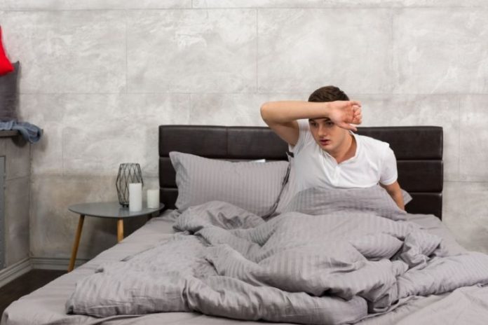 Yazın gece terlemesi yaşayan bir kişi