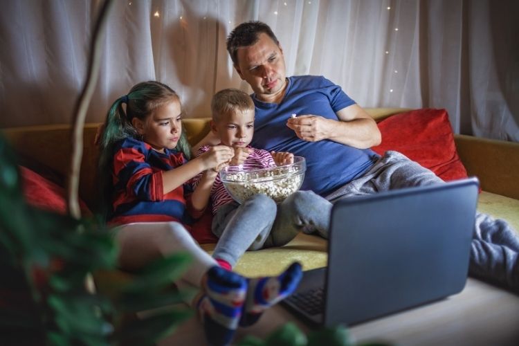 Evde film izleyen çocuk ve ailesi