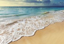 Deniz Suyu Saça Zarar Verir mi? Tuzlu deniz suyunun saç üzerindeki etkileri ve zarar verip vermediğine dair bilimsel açıklamalar.