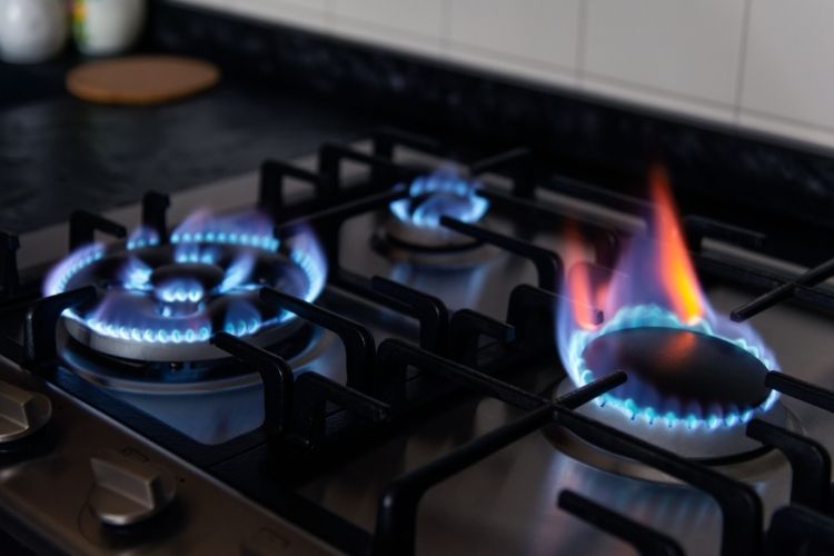 Tatil öncesi olası riskleri önlemek için elektrik, su ve doğalgaz sistemlerinin kapatılması ve kontrol edilmesi.