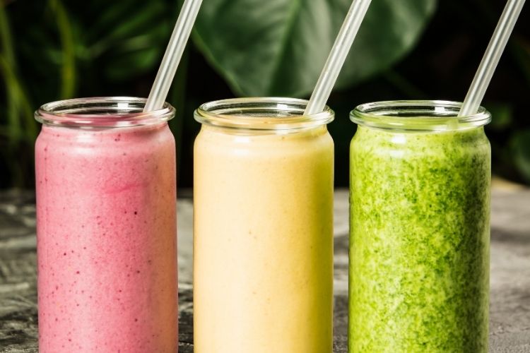 Yaz mevsimine özel vitamin dolu, buz gibi meyveli smoothie önerileri.