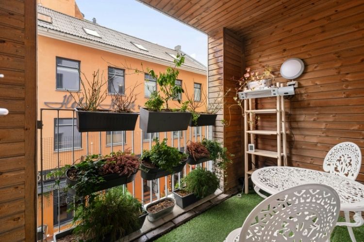 Yaz, sonbahar veya ilkbahara özel balkon dekor fikirleriyle yıl boyu keyifli alanlar.