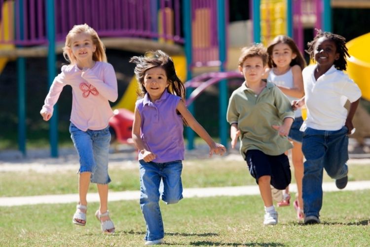 Parkta arkadaşlarıyla oynayan çocuklar