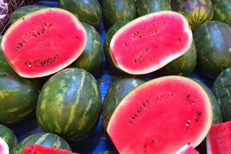 Salatalık, ananas, maydanoz gibi ödemi azaltmaya yardımcı yaz meyve ve sebzeleri.
