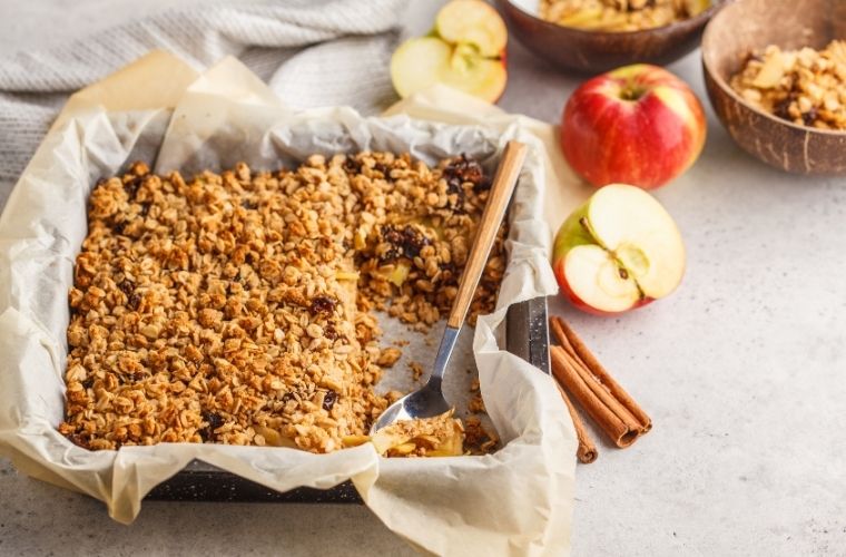 Ekim meyvesi mürdüm eriği ve yulaf karışımıyla yapılmış sağlıklı crumble tatlısı.