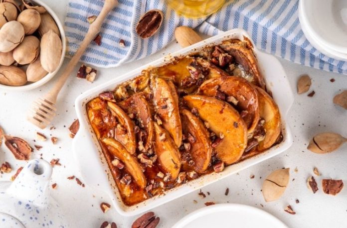 Fırınlanmış elmalı tarçınlı tatlı, Kasım ayında sağlıklı bir alternatif olarak sofraları süsler.