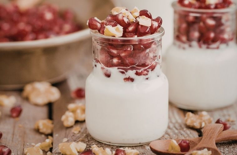 Yoğurtlu nar parfe, sağlıklı ve hafif bir Kasım tatlısı olarak sunulur.
