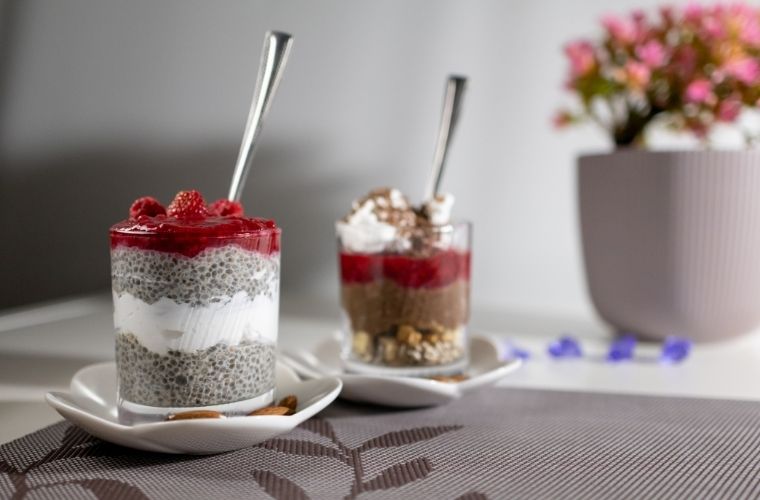 Kakao ve bitkisel sütle hazırlanan sağlıklı chia puding